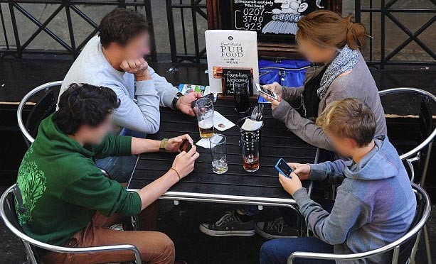 0 Rất nhiều người dường như dính chắt lấy chiếc điện thoại của mình