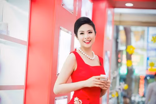 Ngọc Hân khoe eo thon vô cùng gợi cảm