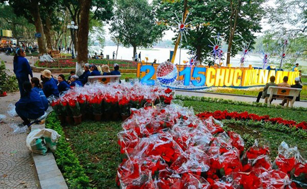 Tết về rộn ràng trên khắp phố phường Hà Nội ảnh 19 Tết về rộn ràng trên khắp phố phường Hà Nội