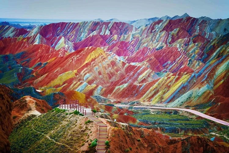 Công viên Địa chất Zhangye Danxia ở tỉnh Cam Túc, Trung Quốc. Cảnh đẹp tựa tranh vẽ này được tạo thành từ 24 triệu năm trước.
