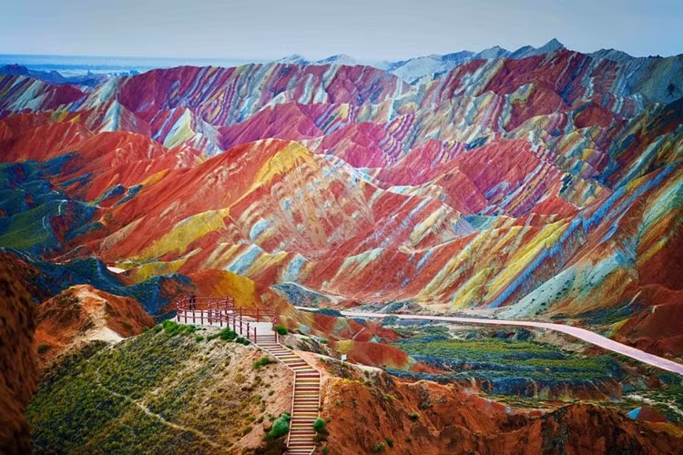 Công viên Địa chất Zhangye Danxia ở tỉnh Cam Túc, Trung Quốc. Cảnh đẹp tựa tranh vẽ này được tạo thành từ 24 triệu năm trước.
