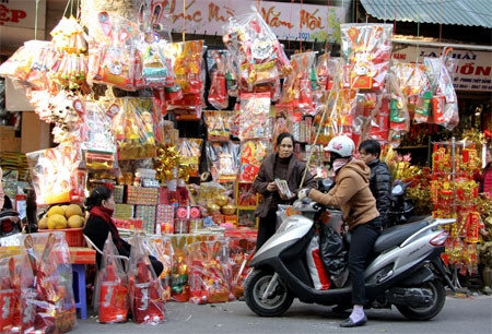 Tết về rộn ràng trên khắp phố phường Hà Nội ảnh 15 Tết về rộn ràng trên khắp phố phường Hà Nội
