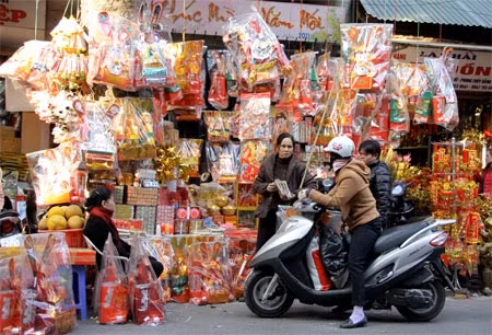Tết về rộn ràng trên khắp phố phường Hà Nội