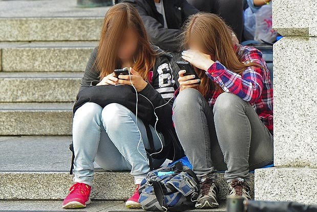 Phụ nữ có xu hướng dùng điện thoại nhiều hơn đàn ông