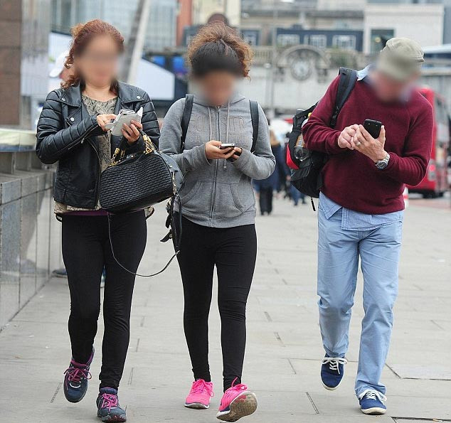 Khoảng cách giữa người với người ngày một xa nhau hơn