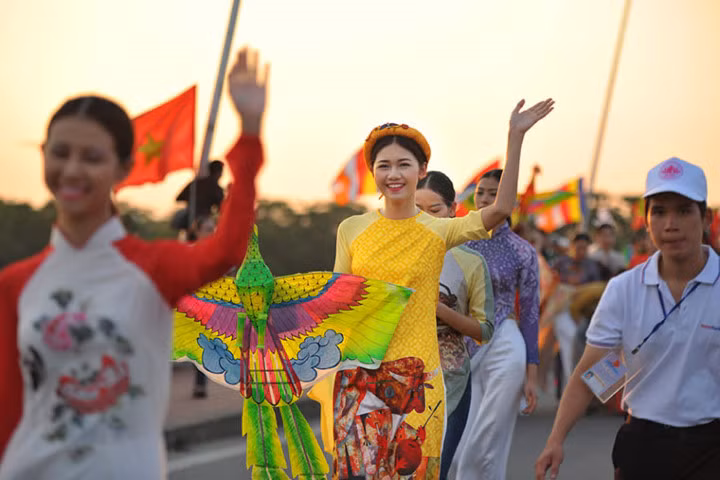 Ngọc Hân, Thanh Tú tỏa sáng trong Festival Nghề truyền thống Huế 2017