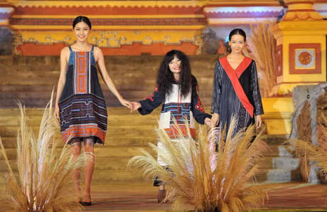 Ngoc Han, Thanh Tu toa sang trong Festival Nghe truyen thong Hue 2017 - Anh 4