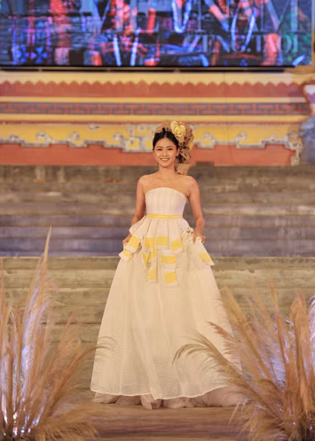 Ngoc Han, Thanh Tu toa sang trong Festival Nghe truyen thong Hue 2017 - Anh 3