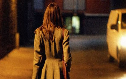 Hãy luôn đề phòng cảnh giác khi chỉ có một mình. Ảnh: minh họa 10 ky nang an toan phu nu hien dai nhat dinh phai biet phunutodayvn ky nang song