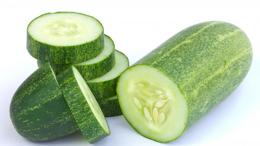 2. Dưa chuột chứa chủ yếu là nước và chất điện giải. Vì vậy, bạn nên ăn nhiều dưa chuột để chống lại nắng nóng như thiêu đốt của mùa hè. Ảnh: Wisegeek.