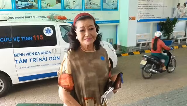 NSND Kim Cương đến bệnh viện thăm nghệ sĩ Thương Tín ngay khi hay tin nam nghệ sĩ nhập viện trong tình trạng khó khăn.