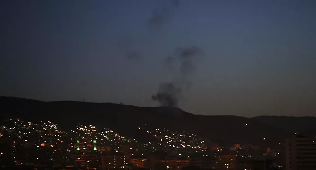 Khói bốc lên sau một cuộc không kích vào Damascus, Syria.