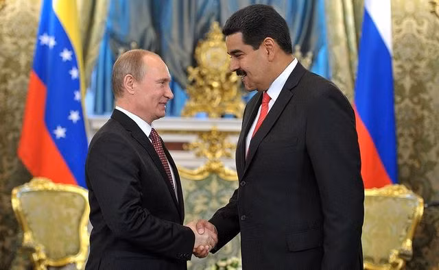 Tổng thống Nga Vladimir Putin và người đồng cấp Venezuela Nicolas Maduro (Ảnh: RT)