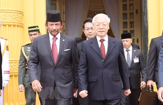 Tổng Bí thư, Chủ tịch nước Nguyễn Phú Trọng tiễn Quốc vương Brunei Darussalam Sultan Haji Hassanal Bolkiah. (Ảnh: Trí Dũng/TTXVN)