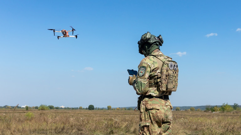 Binh sĩ Ukraine điều hành UAV. (Ảnh: Mykhaylo Palinchak / SOPA / LightRocket qua Getty Images)