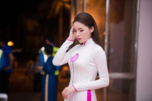 Kỳ Duyên, Huyền My xinh đẹp trong tà áo dài trắng - ảnh 2