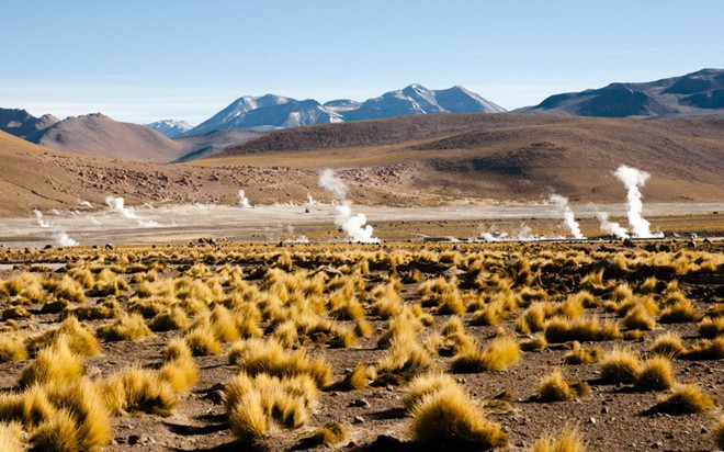 Sa mạc Atacama: Sa mạc là các khu vực có lượng mưa trung bình năm thấp hơn 250 mm. Lượng mưa ở Atacama còn chưa đạt 1 mm. Ban ngày, nhiệt độ tăng vọt, trong khi ban đêm lại giảm xuống dưới 0 độ C. Chỉ một số loài cây và động vật có thể sống ở đây. Du khách có thể tới thăm các đồng bằng muối khổng lồ, ngắm nhìn trời sao lộng lẫy ban đêm, lái xe qua dãy Andes từ Chile tới Argentina. Sa mạc Atacama: Sa mạc là các khu vực có lượng mưa trung bình năm thâp hơn 250 mm. Lượng mưa ở Atacama còn chưa đạt 1 mm. Ban ngày, nhiệt độ tăng vọt, trong khi ban đêm lại giảm xuống dưới 0 độ C. Chỉ một số loài cây và động vật có thể sống ở đây. Du khách có thể tới thăm các đồng bằng muối khổng lồ, ngắm nhìn trời sao lộng lẫy ban đêm, lái xe qua dãy Andes từ Chile tới Argentina.