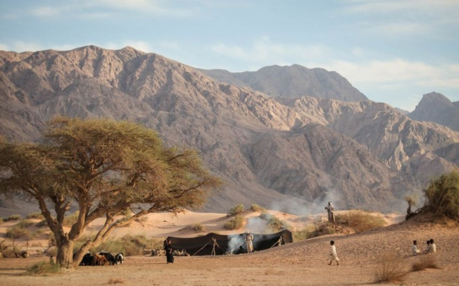 Wadi Rum, Jordan: Ngoài thành phố cổ Petra, Wadi Rum là một trong những điểm du lịch nổi tiếng nhất Jordan. Những khối đá sa thạch sừng sững trên nền cát mênh mông có sức hấp dẫn đặc biệt. Khu vực rộng 74.000 ha này được UNESCO công nhận là di sản thế giới, cũng là nơi sinh sống của các bộ tộc du mục suốt 12.000 năm. Wadi Rum, Jordan: Ngoài thành phố cổ Petra, Wadi Rum là một trong những điểm du lịch nổi tiếng nhất Jordan. Những khối đá sa thạch sừng sững trên nền cát mênh mông có sức hấp dẫn đặc biệt. Khu vực rộng 74.000 ha này được UNESCO công nhận là di sản thế giới, cũng là nơi sinh sống của các bộ tộc du mục suốt 12.000 năm.