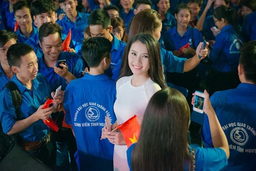 Kỳ Duyên, Huyền My xinh đẹp trong tà áo dài trắng - ảnh 14