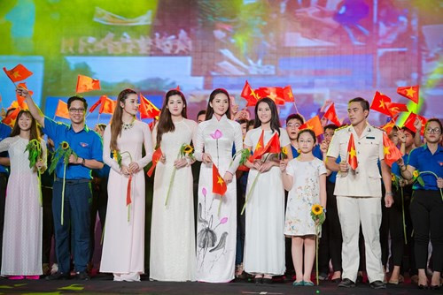 Kỳ Duyên, Huyền My xinh đẹp trong tà áo dài trắng - ảnh 10