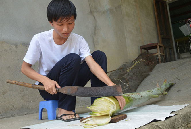 Hậu “mọt sách” xắt chuối nuôi heo - Ảnh: Thanh Ba Hậu “mọt sách” xắt chuối nuôi heo - Ảnh: Thanh Ba