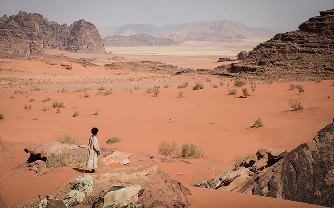 Ngày nay, những khu vực dễ tiếp cận của Wadi Rum đã được đưa vào khai thác du lịch, nhưng vẫn còn nhiều nơi hoang vu mà du khách chỉ đến được khi có các hướng dẫn viên giàu kinh nghiệm. Ngày nay, những khu vực dễ tiếp cận của Wadi Rum đã được đưa vào khai thác du lịch, nhưng vẫn còn nhiều nơi hoang vu mà du khách chỉ đến được khi có các hướng dẫn viên giàu kinh nghiệm.