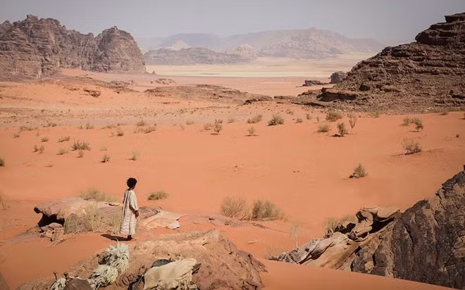 Ngày nay, những khu vực dễ tiếp cận của Wadi Rum đã được đưa vào khai thác du lịch, nhưng vẫn còn nhiều nơi hoang vu mà du khách chỉ đến được khi có các hướng dẫn viên giàu kinh nghiệm.