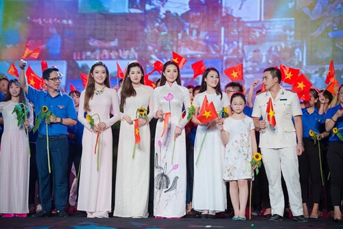 Kỳ Duyên, Huyền My xinh đẹp trong tà áo dài trắng - ảnh 11