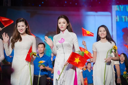 Kỳ Duyên, Huyền My xinh đẹp trong tà áo dài trắng - ảnh 12