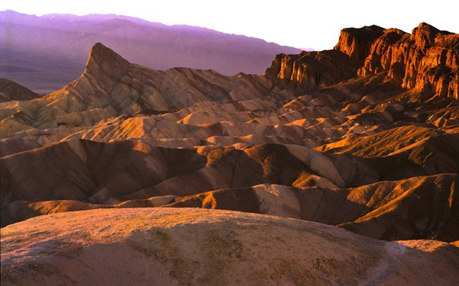 Thung lũng Tử Thần, Mỹ: Khu vực nóng nhất, khô nhất và thấp nhất Bắc Mỹ này nằm ở Đông California. Đây là một trong những nơi nóng nhất thế giới, do nằm ở độ sâu 86 m dưới mực nước biển và dãy núi xung quanh giữ lại lượng nhiệt. Nhiệt độ thường xuyên lên tới 49 độ C. Thung lũng Tử Thần, Mỹ: Khu vực nóng nhất, khô nhất và thấp nhất Bắc Mỹ này nằm ở Đông California. Đây là một trong những nơi nóng nhất thế giới, do nằm ở độ sâu 86 m dưới mực nước biển và dãy núi xung quanh giữ lại lượng nhiệt. Nhiệt độ thường xuyên lên tới 49 độ C.