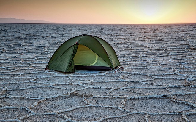 Dasht-e Kavir, Iran: Sa mạc nằm ở đông bắc miền Trung Iran rộng 390 km2, bề mặt phủ một lớp tinh thể muối do thiều mưa. Các cộng đồng người chủ yếu sống ở rìa sa mạc, với nhiệt độ mùa hè thường xuyên lên tới trên 50 độ C. Dasht-e Kavir, Iran: Sa mạc nằm ở đông bắc miền Trung Iran rộng tới 390 km, bề mặt phủ một lớp tinh thể muối do thiều mưa. Các cộng đồng người chủ yếu sống ở rìa sa mạc, với nhiệt độ mùa hè thường xuyên lên tới trên 50 độ C.