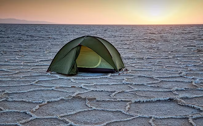 Dasht-e Kavir, Iran: Sa mạc nằm ở đông bắc miền Trung Iran rộng tới 390 km, bề mặt phủ một lớp tinh thể muối do thiều mưa. Các cộng đồng người chủ yếu sống ở rìa sa mạc, với nhiệt độ mùa hè thường xuyên lên tới trên 50 độ C. 