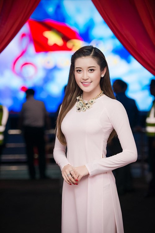 Kỳ Duyên, Huyền My xinh đẹp trong tà áo dài trắng - ảnh 4