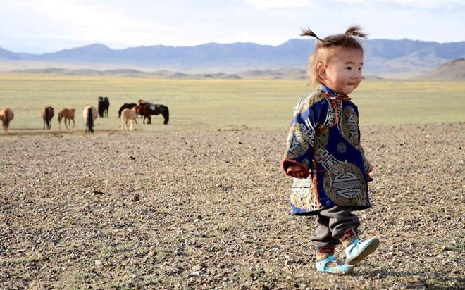 Sa mạc Gobi: Nổi tiếng với con đường tơ lụa và là nền móng của đế chế Mông Cổ, sa mạc Gobi có những thảo nguyên mênh mông, các hoang mạc khô cằn và các dãy núi hiểm trở. Nóng nực vào ban ngày và lạnh giá vào ban đêm, điều kiện sống ở sa mạc Gobi rất khắc nghiệt. Du khách có thể tới thăm các khu khảo cổ và các gia đình du mục. Sa mạc Gobi: Nổi tiếng với con đường Tơ Lụa và là nền móng của đế chế Mông Cổ, sa mạc Gobi có những thảo nguyên mênh mông, các hoang mạc khô cằn và các dãy núi hiểm trở. Nóng nực vào ban ngày và lạnh giá vào ban đêm, điều kiện sống ở sa mạc Gobi rất khắc nghiệt. Du khách có thể tới thăm các khu khảo cổ và các gia đình du mục.
