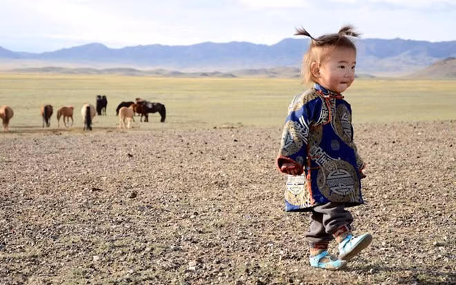 Sa mạc Gobi: Nổi tiếng với con đường Tơ Lụa và là nền móng của đế chế Mông Cổ, sa mạc Gobi có những thảo nguyên mênh mông, các hoang mạc khô cằn và các dãy núi hiểm trở. Nóng nực vào ban ngày và lạnh giá vào ban đêm, điều kiện sống ở sa mạc Gobi rất khắc nghiệt. Du khách có thể tới thăm các khu khảo cổ và các gia đình du mục.