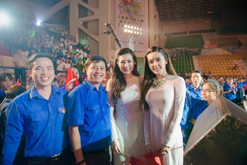 Kỳ Duyên, Huyền My xinh đẹp trong tà áo dài trắng - ảnh 13
