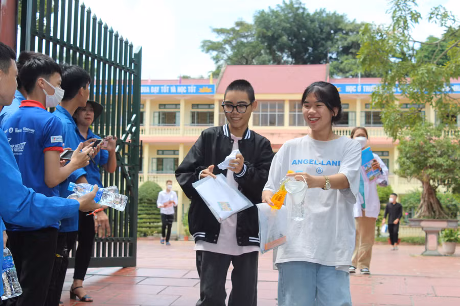 Thí sinh phấn khởi hoàn thành buổi thi.