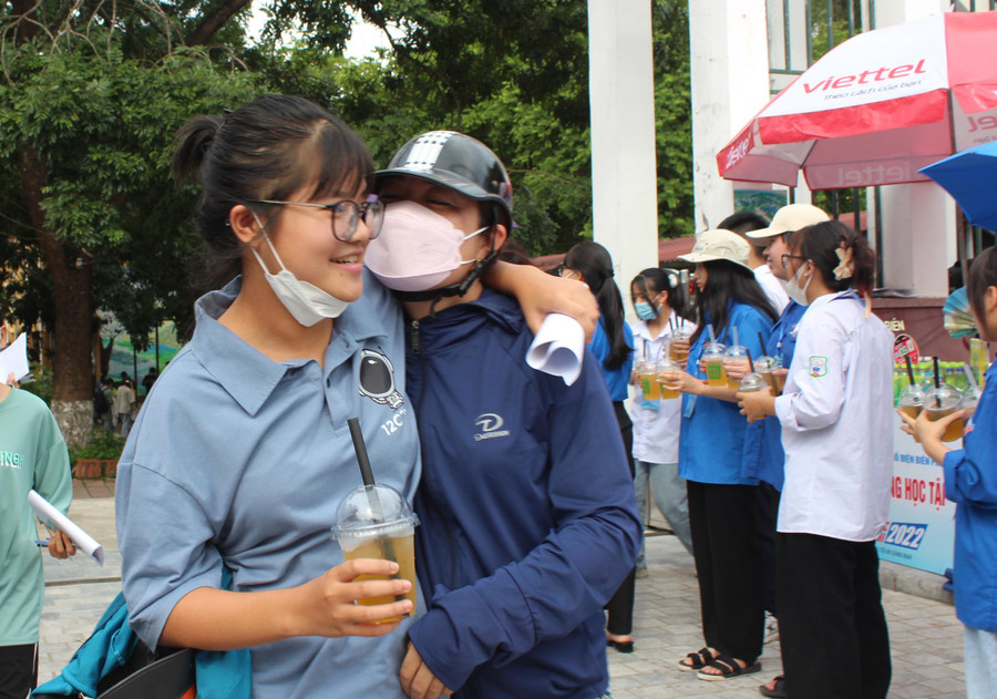 Phụ huynh đón con hoàn thành bài thi Ngữ văn trong niềm phấn khởi. Phụ huynh đón con hoàn thành bài thi Ngữ văn trong niềm phấn khởi.