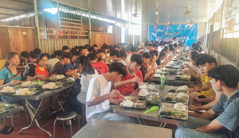 Bữa cơm nhiều tình cảm và đầy đủ dưỡng chất giúp sĩ tử tự tin bước vào môn thi cuối cùng. Bữa cơm nhiều tình cảm và đầy đủ dưỡng chất giúp sĩ tử tự tin bước vào môn thi cuối cùng.