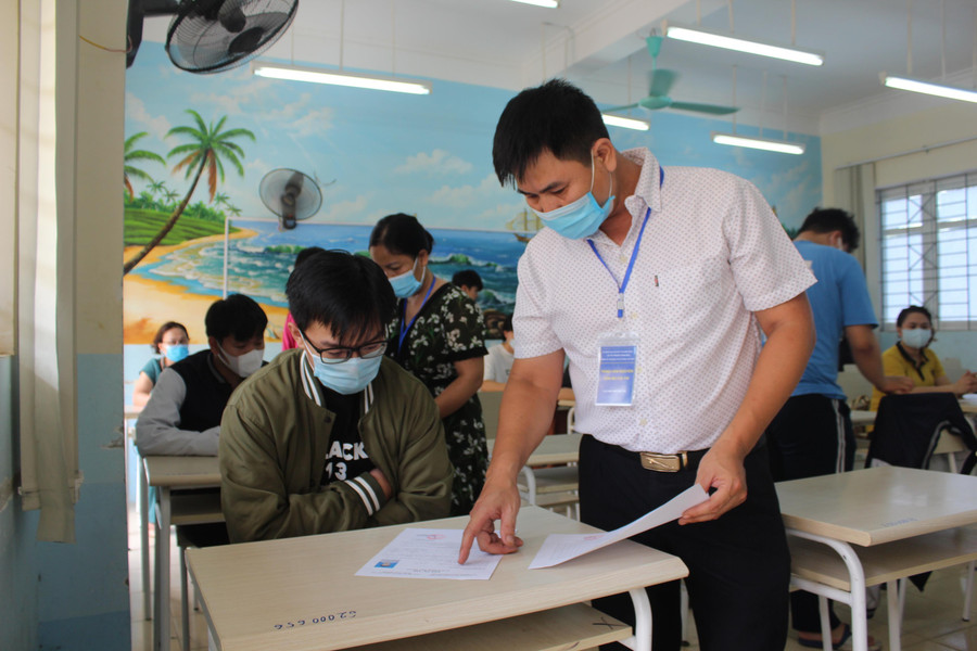 Giám thị hỗ trợ thí sinh kiểm tra thông tin. Giám thị hỗ trợ thí sinh kiểm tra thông tin.