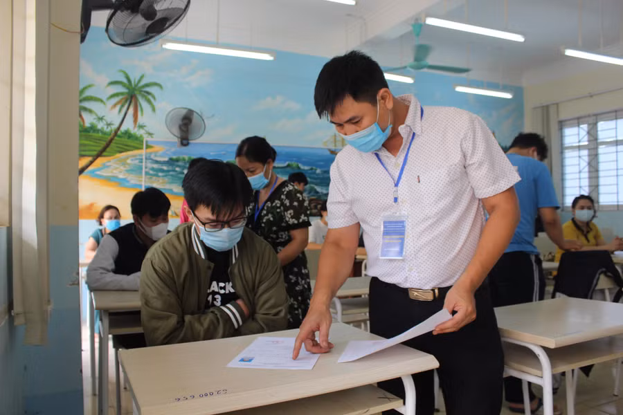 Giám thị hỗ trợ thí sinh kiểm tra thông tin.