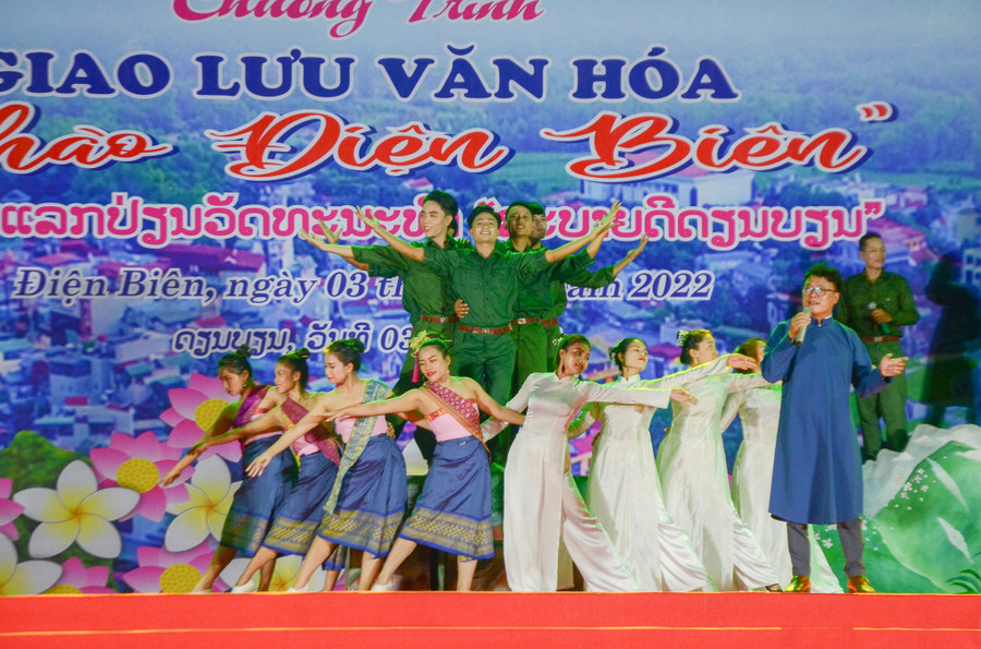 Các tiết mục biểu diễn mang đậm sắc màu văn hóa dân tộc 2 nước Việt Nam - Lào. Các tiết mục biểu diễn mang đậm sắc màu văn hóa dân tộc 2 nước Việt Nam - Lào.