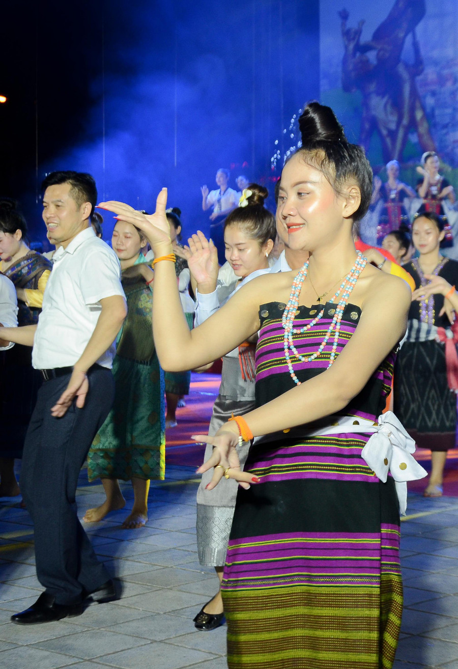 Thiếu nữ Lào uyển chuyển trong điệu múa truyền thống. Thiếu nữ Lào uyển chuyển trong điệu múa truyền thống.
