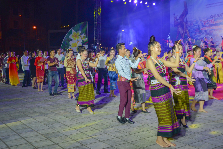Đại biểu, du khách cùng hòa trong điệu múa Xao Xiêng Khoảng. Đại biểu, du khách cùng hòa trong điệu múa Xao Xiêng Khoảng.