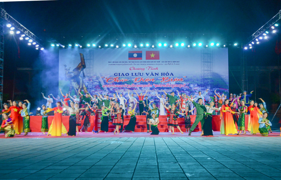 Chương trình nghệ thuật "Chào Điện Biên" với sự tham gia của nhiều nghệ sĩ thuộc các tỉnh có chung đường biên giới Việt – Lào. Chương trình nghệ thuật "Chào Điện Biên" với sự tham gia của nhiều nghệ sĩ thuộc các tỉnh có chung đường biên giới Việt – Lào.