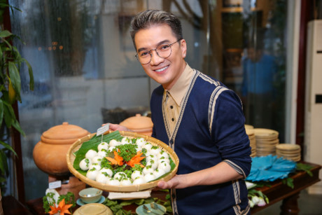 Lý do Đàm Vĩnh Hưng dù bị ghét nhưng vẫn nổi tiếng nhất showbiz? - Ảnh 5 Ly do Dam Vinh Hung du bi ghet nhung van noi tieng nhat showbiz? - Anh 5