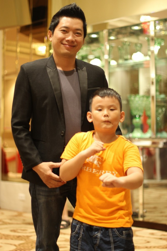 Kinh Quốc và con trai.