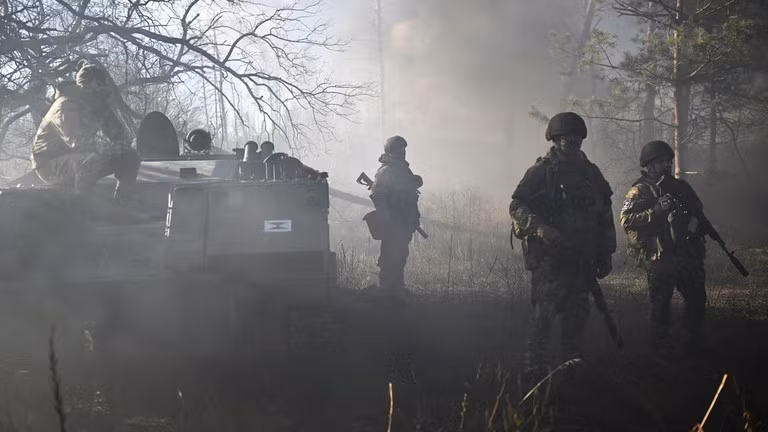 Các quân nhân Lực lượng Dù Nga tham gia một cuộc tập trận chiến đấu tại một bãi tập, trong khuôn khổ Chiến dịch Quân sự của Nga ở Ukraine. (Ảnh: Sputnik / Alexey Maishev)