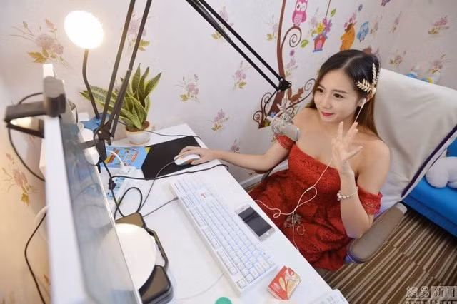  Thiên Bách Huệ đang giao lưu với những người hâm mộ mình trên internet. Cô gái này hiện có 15.000 fan. 