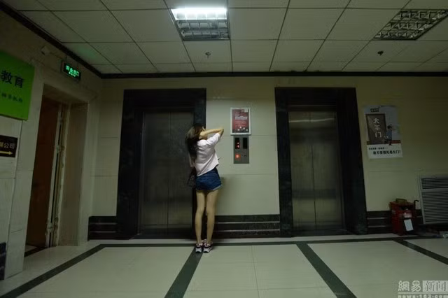  Cô gái trẻ đến chỗ làm thêm. 